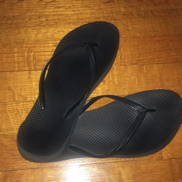black old navy flip flops